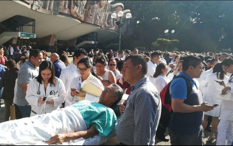 Médicos, pacientes y enfermeras desalojaron el Centro Médico de la Ciudad de México tras registrarse el sismo con epicentro en Arcelia, Guerrero. EFE / J. Torres