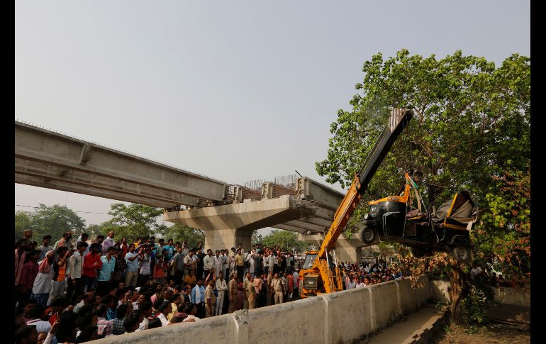 Una grúa levanta un bicitaxi que quedó aplastado ayer en el derrumbe de un paso elevado en construcción en Varanasi, India. El colapso de la estructura  causó 15 muertos y 12 heridos. AP/R. Kumar Singh