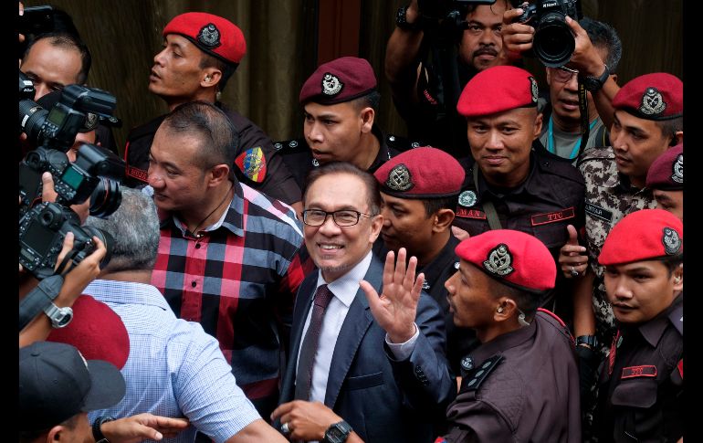 El político malasio Anwar Ibrahim llega asu casa Kuala Lumpur, tras ser liberado este miércoles gracias a un indulto del rey por los cargos por sodomía que lo tenían preso hace tres años, allanando el camino a su retorno a la política. AP/S. Asyraf