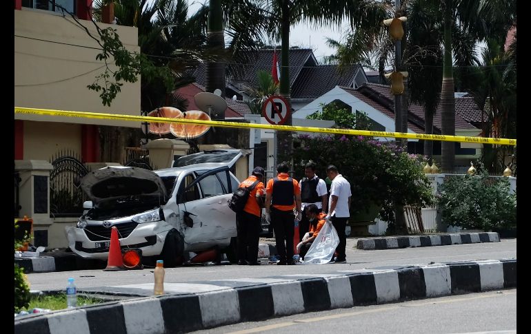Policías revisan un auto usado por atacantes afuera de las instalaciones de la policía en Pekanbaru, Indonesia. Cuatro hombres atacaron a la Policía y fueron abatidos. Un agente falleció y dos más resultaron heridos. AFP/D . Sutisna
