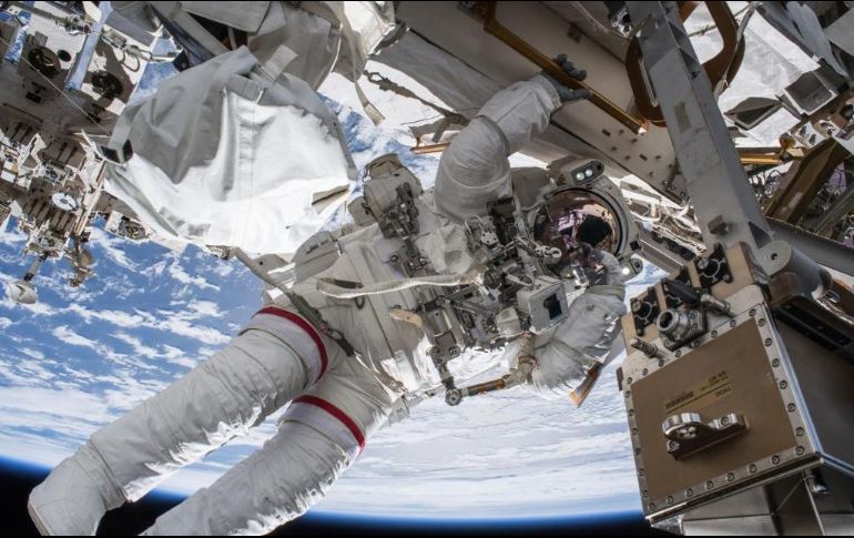 Una de las misiones de los astronautas es cambiar un par de bombas del sistema de enfriamiento externo del complejo. TWITTER / @NASA
