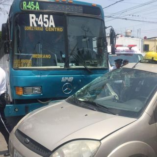 Choca unidad del Transporte público y vehículo; quedan tres lesionados