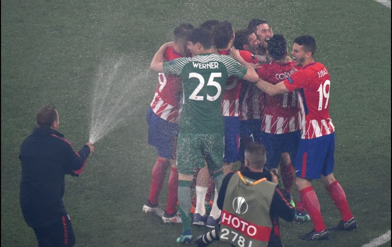Jugadores del Atlético de Madrid celebran tras ganar el título de campeón de la Liga Europa, al imponerse por 0-2 al Olympique de Marsella en la final disputada en Lyon, Francia. AFP/J. Ksiazek