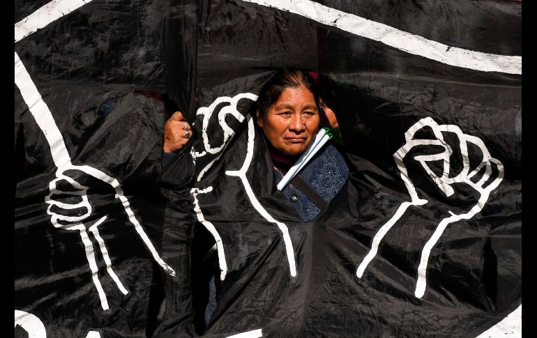 Una mujer se manifiesta en Buenos Aires contra el alza en las tarifas de servicios públicos y las negociaciones del gobierno argentino con el Fondo Monetario Internacional. AFP/E. Abramovich