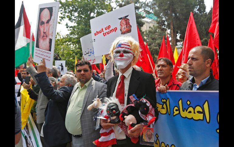 Iraníes protestan contra el gobierno de Estados Unidos dentro de la ex embajada estadounidense en Teherán. AFP/A. Kenare