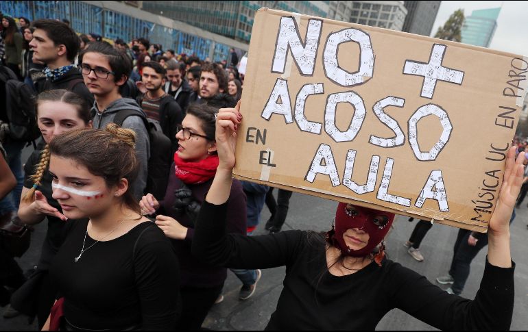 Jóvenes, en su mayoría mujeres, salieron a protestar en Santiago. EFE/M. Ruiz