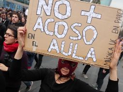 Jóvenes, en su mayoría mujeres, salieron a protestar en Santiago. EFE/M. Ruiz