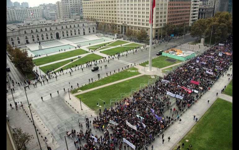 Estudiantes marchan frente al palacio presidencial de La Moneda. AFP/M. Bernetti