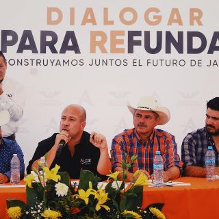 Alfaro promete a lecheros que restringirá venta de fórmulas lácteas