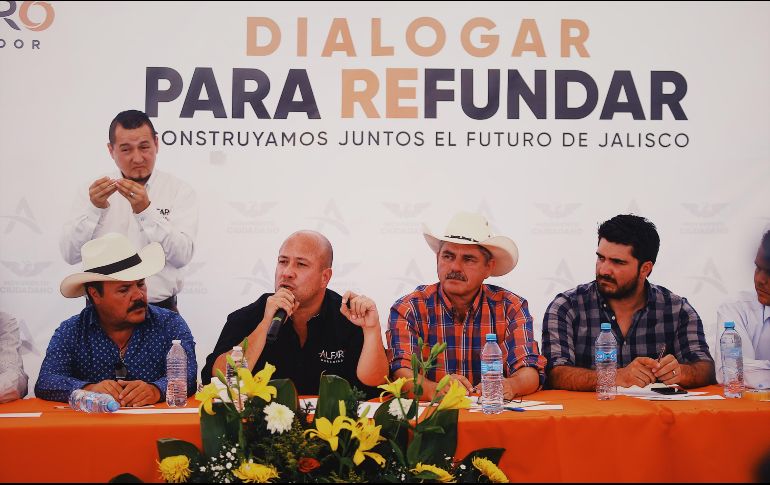 Alfaro Ramírez prometió apoyos y capacitación a los lecheros para incentivar a que modernicen su infraestructura. Cortesía / MC Jalisco