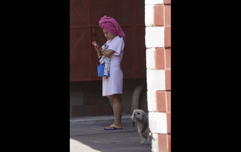 Una mujer sale a la calle en Ciudad de México, tras un temblor originado en Guerrero. El sismo de magnitud 5.2 provocó que sonara la alerta sísmica en la capital. EFE/S. Gutiérrez