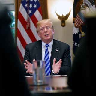 Trump dice que México "no hace nada" por EU en la frontera