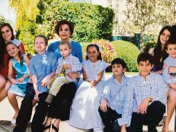 Mary Mendoza rodeada de sus nietos. ESPECIAL