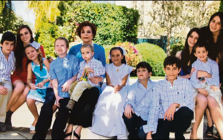 Mary Mendoza rodeada de sus nietos. ESPECIAL