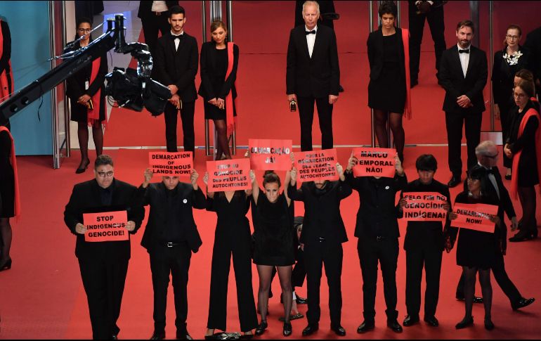Directoresl, actores y productores desfilaron el miércoles por la noche vestidos de negro y portando carteles rojos con letras negras. AFP/Y. Coatsaliou