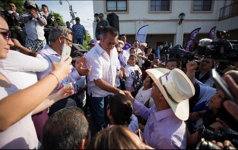 Jaime Rodríguez rodeado de simpatizantes durante un mitin en Juárez, Nuevo León. NOTIMEX