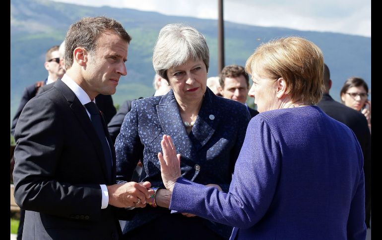El presidente de Francia Emmanuel Macron, la primera ministra británica Theresa May y la canciller alemana Angela Merkel platican tras una reunión trilateral en Sofía, Bulgaria, en el marco de la cumbre entre líderes europeos y sus pares de los Balcanes. AFP/S. Lemouton