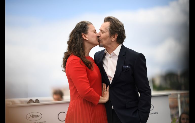 El actor Gary Oldman besa a su esposa Gisele Schmidt durante un pase de prensa de la película 