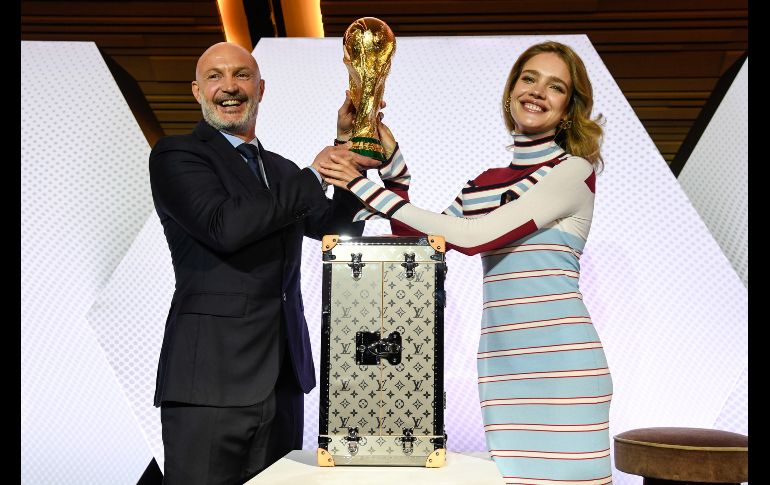 El ex futbolista francés  Frank Leboeuf y la modelo rusa Natalia Vodianova sostienen el trofeo de la Copa del Mundo de Rusia 2018, durante la presentación de la maleta oficial para su transporte, realizada en Asnières-sur-Seine, Francia. AFP/B. Guay