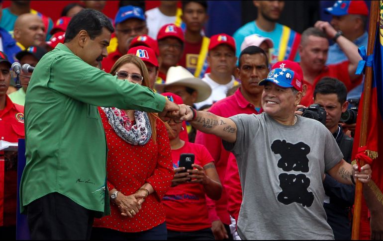 Nicolás Maduro y Diego Maradona se dan la mano. EFE/C. Hernández