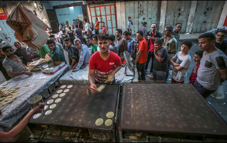 Un palestino prepara los panqueques tradicionales conocidos como 