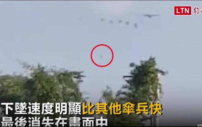 En videos proporcionados por televisoras locales, se aprecia cómo el paracaidista Chin Liang-feng desciende a gran velocidad. YOUTUBE/ltnnews