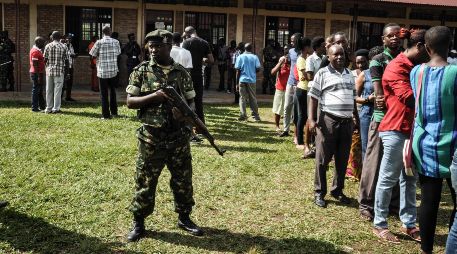 Opositores al presidente Nkurunziza fueron objeto de agresiones por parte de militares. AFP