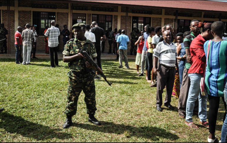 Opositores al presidente Nkurunziza fueron objeto de agresiones por parte de militares. AFP