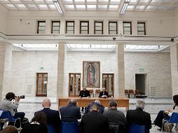 El secretario general de la Conferencia Episcopal de Chile, el obispo Fernando Ramos Pérez y el obispo de San Bernardo, Juan Ignacio González Errázuriz, comparecieron ante la prensa para leer una declaración conjunta. AFP/A. Medichini