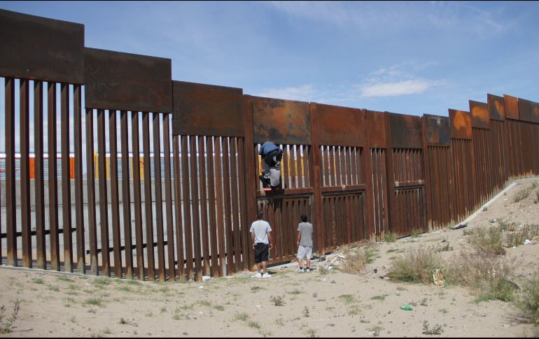 Es frecuente que las delegaciones de la Cruz Roja reporten la atención a personas que cayeron del muro fronterizo entre Sonora y Arizona. AFP / ARCHIVO