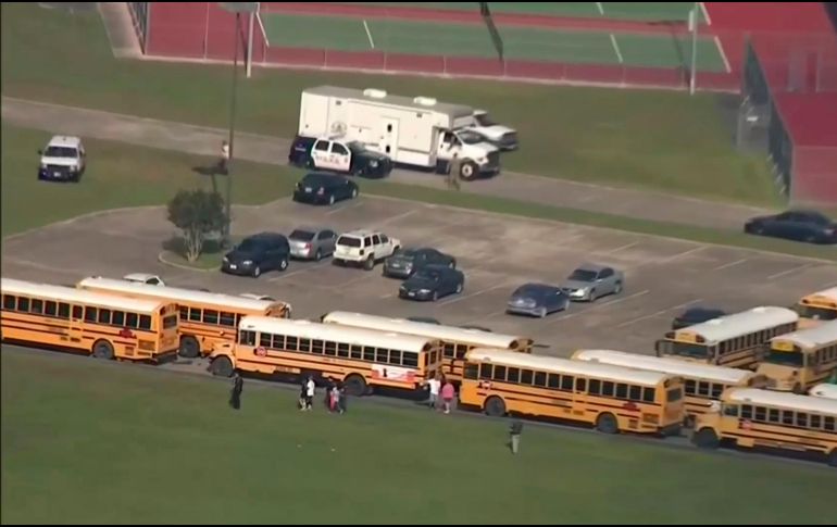 Imágenes de televisión muestran a estudiantes siendo evacuados; testigos dicen que los estudiantes abandonaron el lugar en estado de pánico . AP /