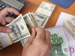 Banco BASE prevé que el tipo de cambio cotice entre 19.75 y 19.95 pesos por dólar en cotizaciones interbancarias a la venta. AFP / ARCHIVO