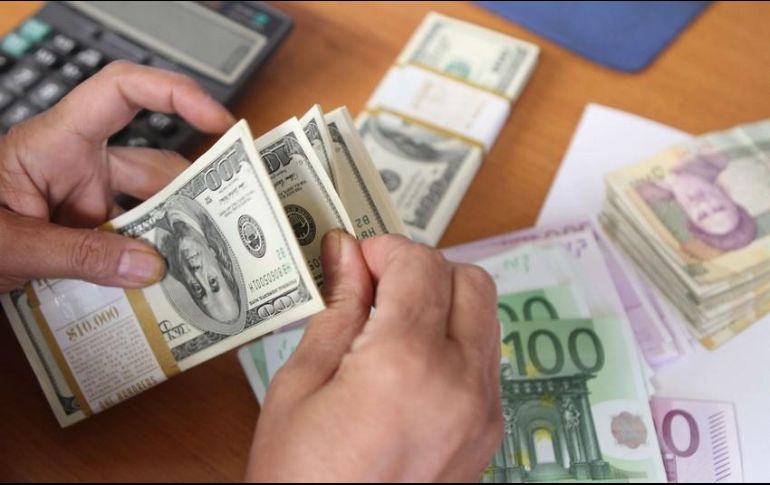 Banco BASE prevé que el tipo de cambio cotice entre 19.75 y 19.95 pesos por dólar en cotizaciones interbancarias a la venta. AFP / ARCHIVO