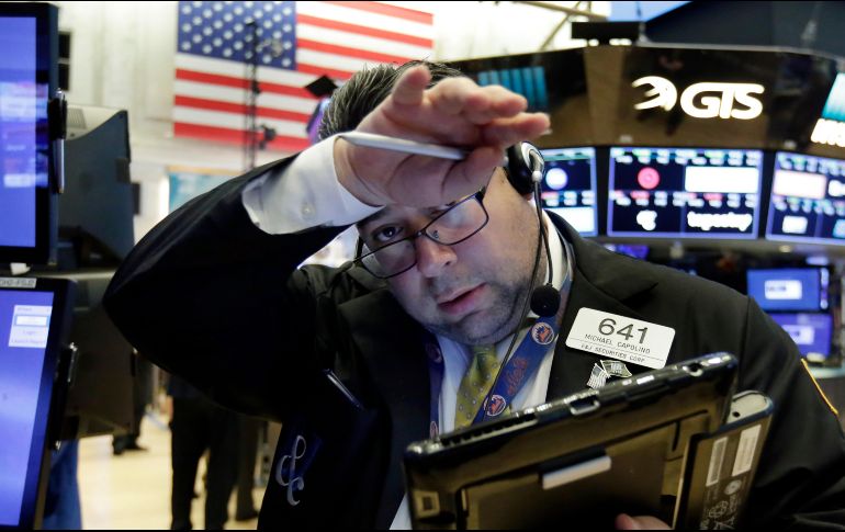 Los índices en la Bolsa de Valores de NY retrocedían, mientras decepcionantes ganancias pesan sobre las acciones de los sectores tecnológicos y de consumo. AP / R. Drew