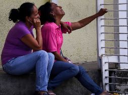 Familiares de recluidos en la Comunidad Penitenciaria Fénix permanecen en la inmediaciones de la morgue. EFE / M. Gutiérrez