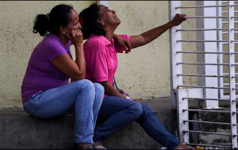 Familiares de recluidos en la Comunidad Penitenciaria Fénix permanecen en la inmediaciones de la morgue. EFE / M. Gutiérrez