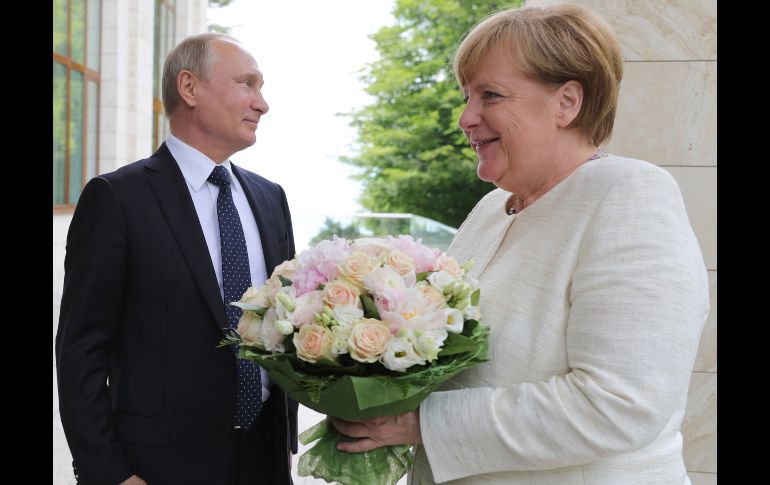 El presidente ruso Vladimir Putin recibe a la canciller alemana Angela Merkel para una reunión en la residencia del mandatario en Sochi. AP/Sputnik/M. Klimentyev