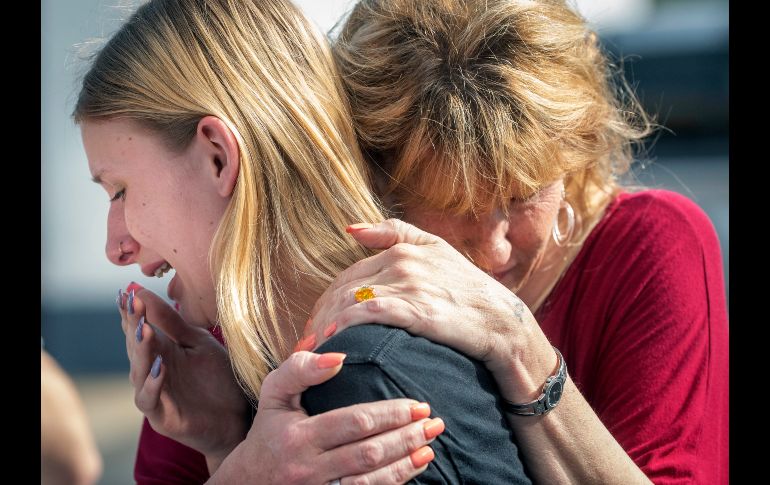 Una mujer conforta a su hija, una estudiante de una escuela preparatoria en Santa Fe, Texas, tras registrarse un tiroteo. AP/The Galveston County Daily News/S. Villanueva