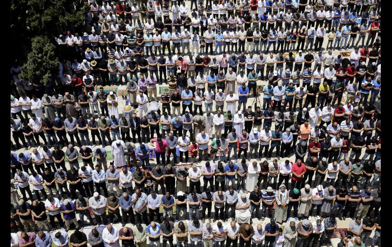 Palestinos oran frente a la mezquita Domo de la Roca en Jerusalén, en el marco del mes del ramadán. AP/M. Illean