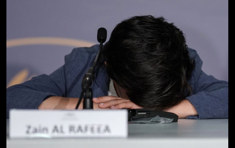 El actor sirio Zain Alrafeea, de 14 años, duerme  en una conferencia de prensa de  la película 