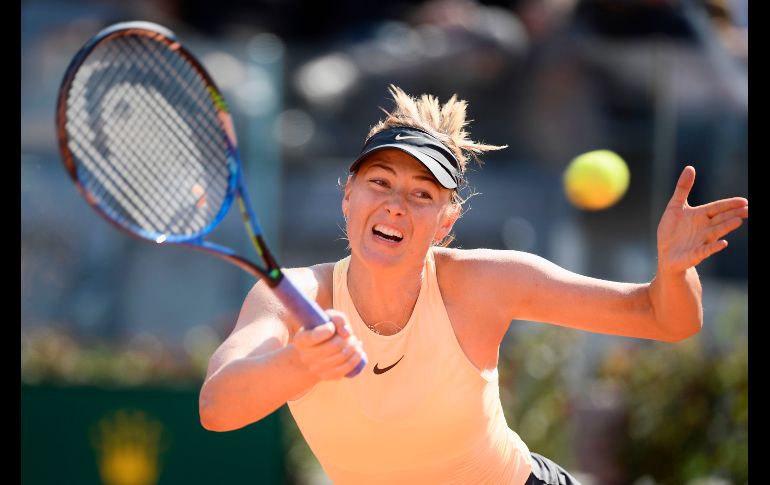 La rusa Maria Sharapova devuelve una pelota en partido de cuartos de final del Abierto de Roma, en Italia. Sharapova venció la letona Jelena Ostapenko tras un juego de tres horas y 11 minutos. AFP/F. Monteforte