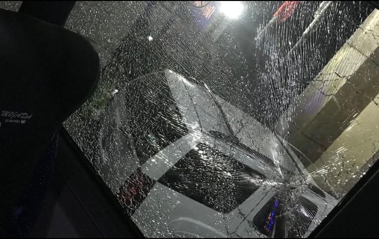 Ángel Reyna documentó los daños al autobús de Toluca con una fotografía que publicó en su cuenta de Twitter. TWITTER/@AngelReynaFut