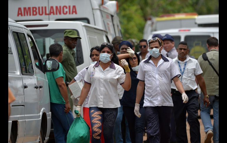 Personal de emergencias llega al sitio del accidente, ocurrido poco después de despegar del aeropuerto internacional de La Habana. AFP/A. Roque
