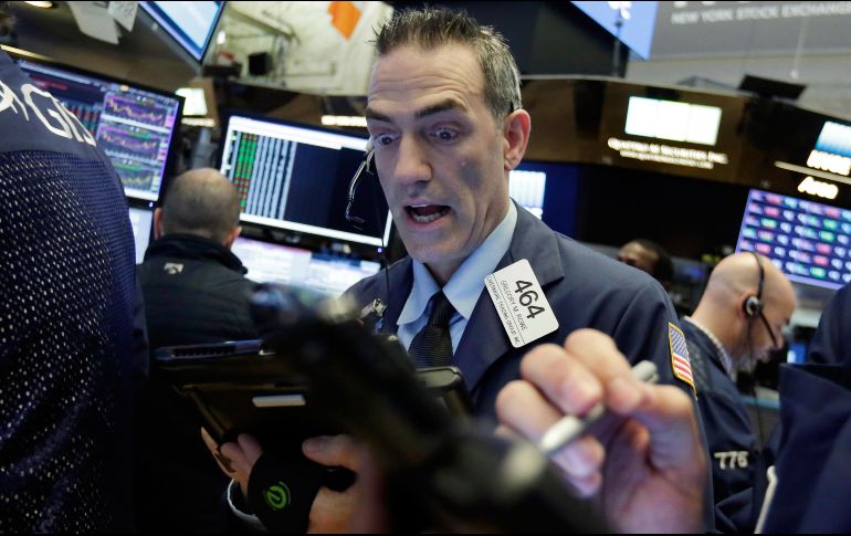 El Dow Jones de Industriales subió 2.28 puntos, hasta 24 mil 716.26 enteros. AP / R. Drew