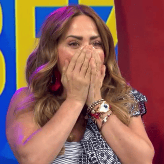 Raúl Araiza sorprende a Andrea Legarreta con beso en la boca