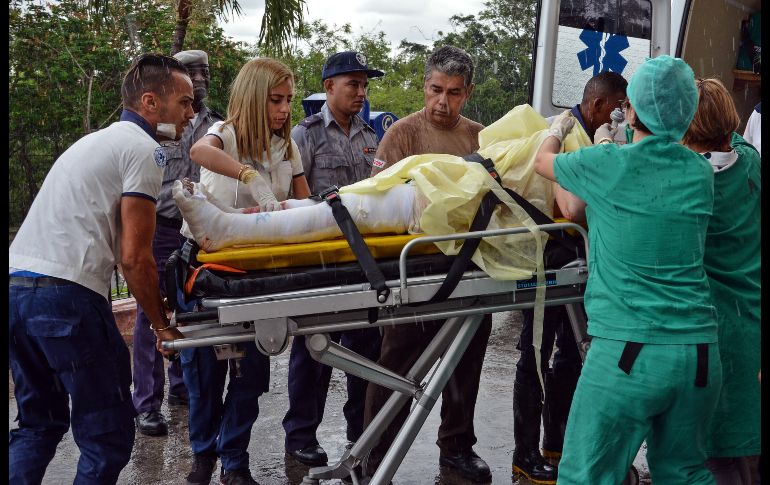 Una mujer que viajaba en el avión es transportada en el hospital Calixto García de La Habana. Se reportan tres sobrevivientes del accidente. EFE/M. Vázquez