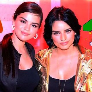 Aislinn Derbez presume foto con Selena Gómez
