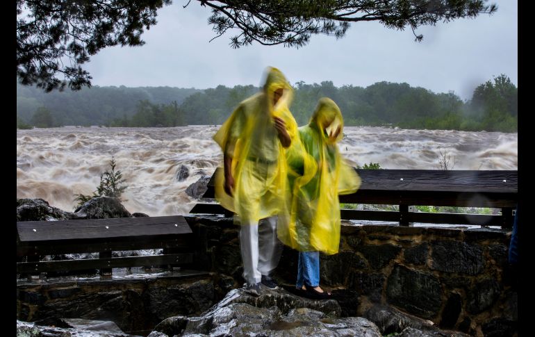 Dos visitantes contemplan el río Potomac durante la séptima jornada de lluvia densa en el Parque Nacional de Great Falls en Virginia, Estados Unidos. EFE/J. Lo Scalzo