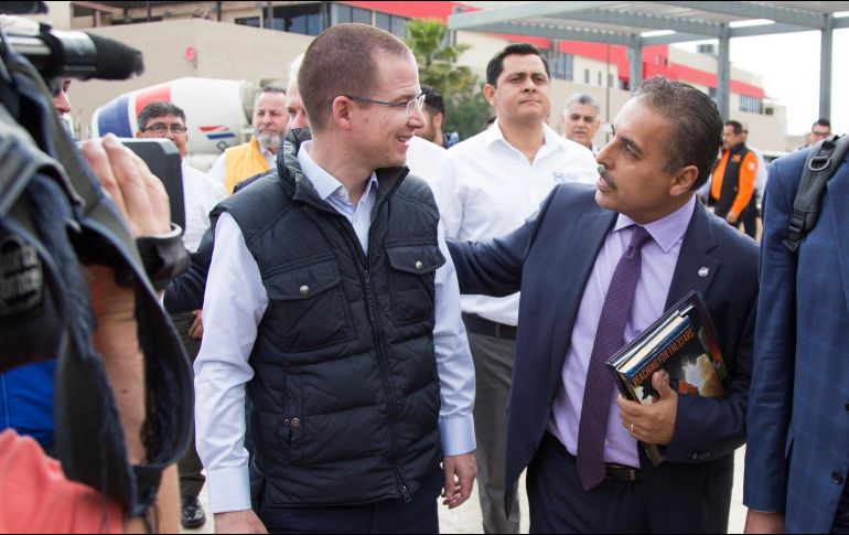 Ricardo Anaya se reunió con migrantes durante su estancia en Tijuana. NOTIMEX/E. Jaramillo