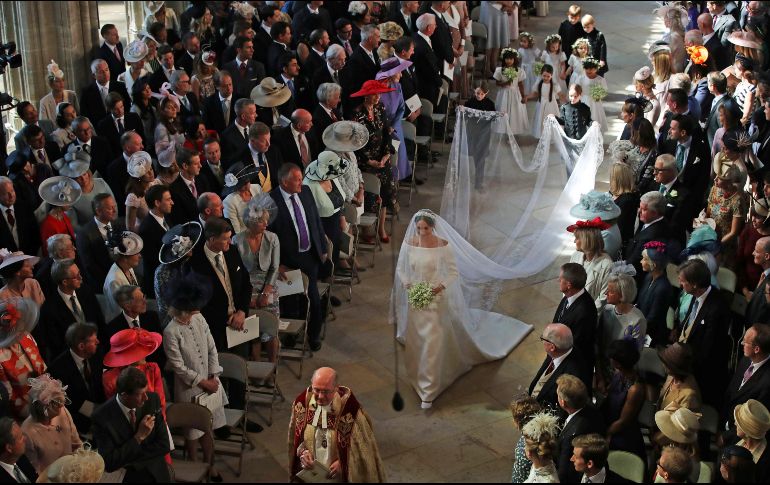 La ceremonia religiosa tuvo lugar con la pompa y circunstancia de las bodas reales en la Capilla de San Jorge del Castillo de Windsor. AP / D. Lawson